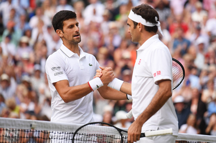 Usai memastikan kemenangan, Djokovic langsung berjalan ke arah net untuk menyalami Federer. Afp Photo/Laurence Griffiths