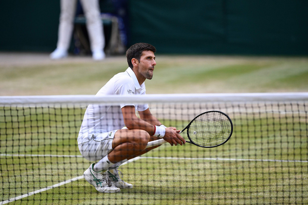 Dari momen itu Djokovic terdiam di depan net. Petenis berusia 32 itu kemudian melepaskan pandangannya ke arah penonton selama beberapa detik. Tak berselang lama, Djokovic jongkok dan mencabut sedikit rumput di lapangan Centre Court.  Afp Photo/Daniel Leal-Olivas