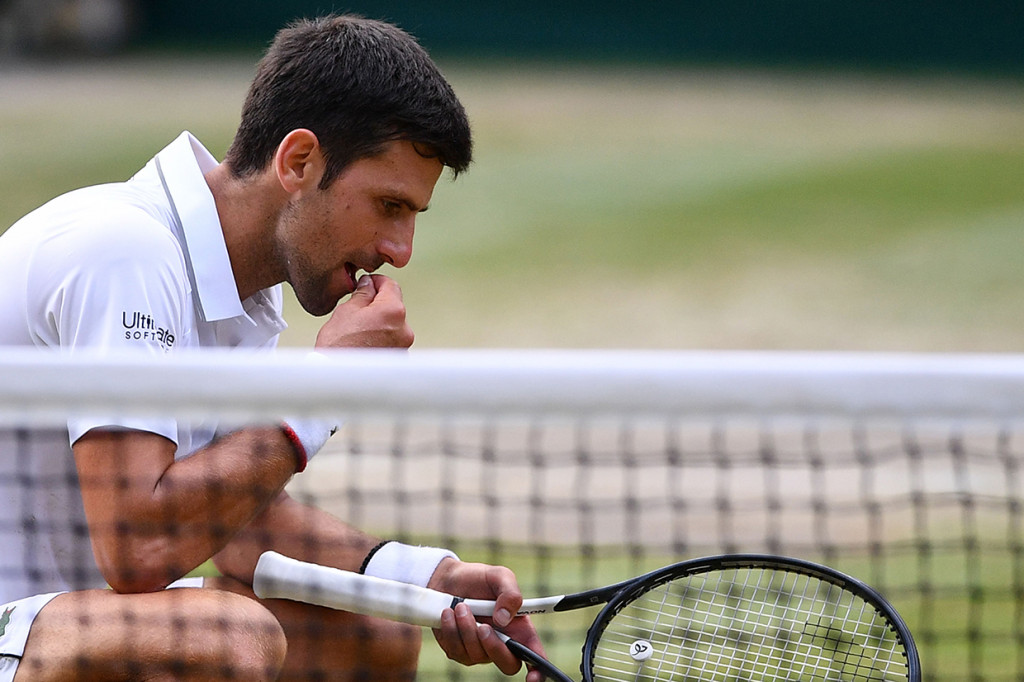 Setelah itu, Djokovic memasukkan rumput tersebut dan mengunyahnya sampai habis. Afp Photo/Daniel Leal-Olivas