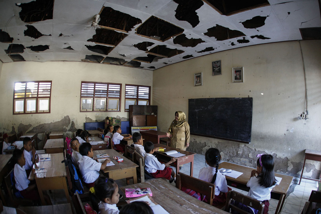 Sementara itu, Siswa SD Negeri Kalangan Solo mengikuti Kegiatan Belajar Mengajar (KMB) pada hari pertama masuk sekolah di ruang kelas sementara bekas SD Negeri Mijen 2 Jagalan, Solo, Jawa Tengah. Antara Foto/Maulana Surya
