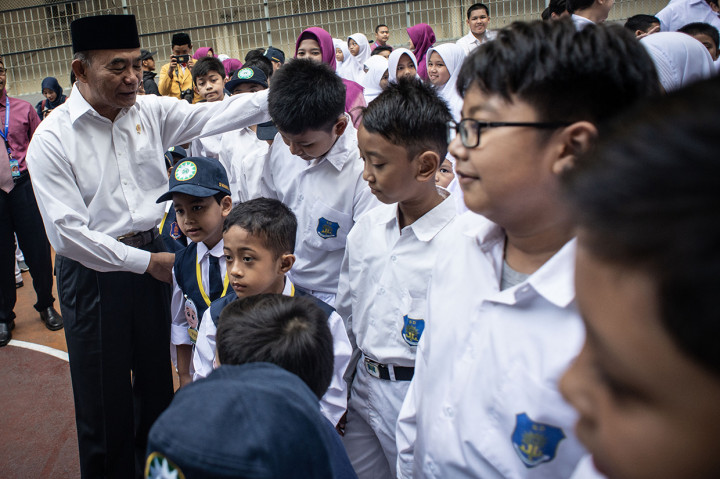 Menteri Pendidikan dan Kebudayaan (Mendikbud) Muhadjir Effendy meninjau langsung kegiatan hari pertama sekolah di SD Muhammadiyah 05 Jakarta. Antara Foto/Aprillio Akbar