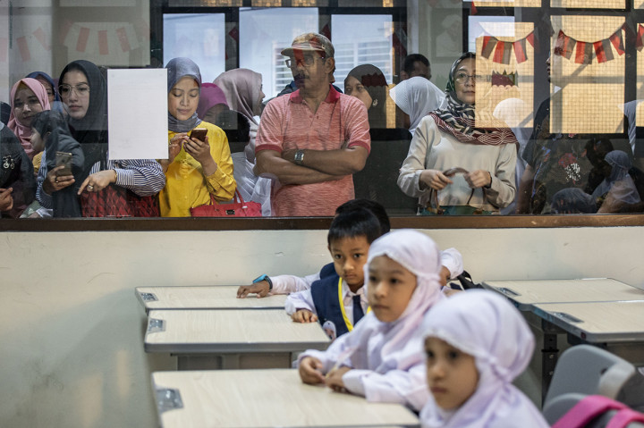 Sejumlah orang tua menyaksikan putra-putri mereka mengikuti proses belajar di hari pertama sekolah di SD Muhammadiyah 5 Jakarta, Kebayoran Baru, Jakarta Selatan. Antara Foto/Aprillio Akbar