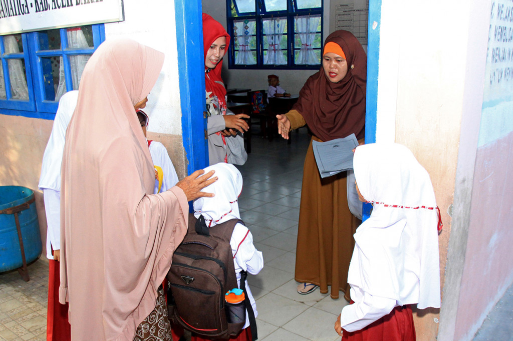 Sejumlah orang tua mengantarkan anaknya saat hari pertama masuk sekolah di Sekolah Dasar Negeri (SDN) Suak Timah, Samatiga, Aceh Barat, Aceh. Antara Foto/Syifa Yulinnas