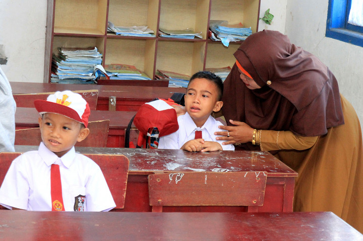 Orang tua menemani anaknya saat hari pertama masuk sekolah di Sekolah Dasar Negeri (SDN) Suak Timah, Samatiga, Aceh Barat, Aceh. Seluruh siswa SD, SMP dan SMA, mulai masuk sekolah pada tahun ajaran baru 2019/2020. Antara Foto/Syifa Yulinnas