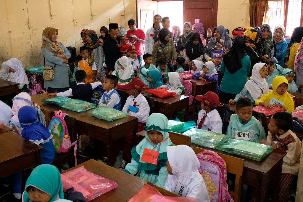 Sejumlah orang tua siswa baru ikut masuk ke dalam kelas pada hari pertama masuk sekolah di SD Islam Ngadirejo, Temanggung, Jawa Tengah. Antara Foto/Anis Efizudin