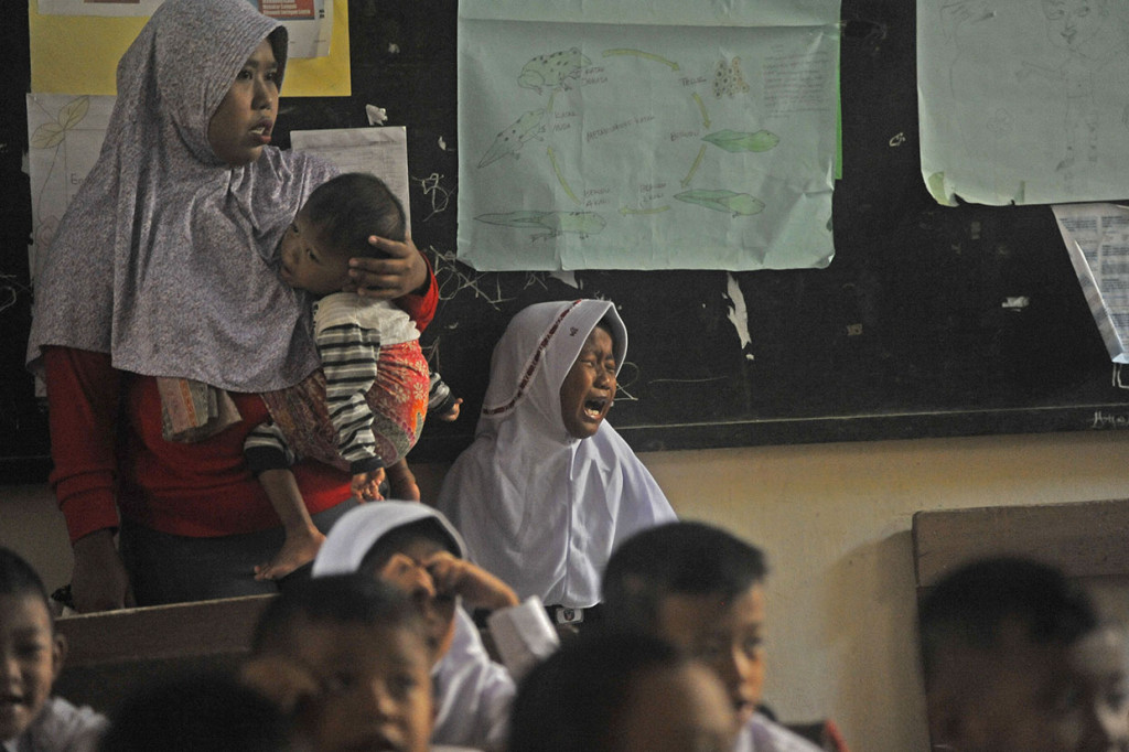 Seorang murid menangis karena ditinggalkan oleh orangtuanya di SD Negeri Sumber Agung Serang, Banten. Antara Foto/Asep Fathulrahman