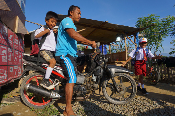 Orang tua bersiap mengantar anaknya menuju sekolah pada hari pertama masuk sekolah di Kamp Pengungsian Jono Oge, Kabupaten Sigi, Sulawesi Tengah.