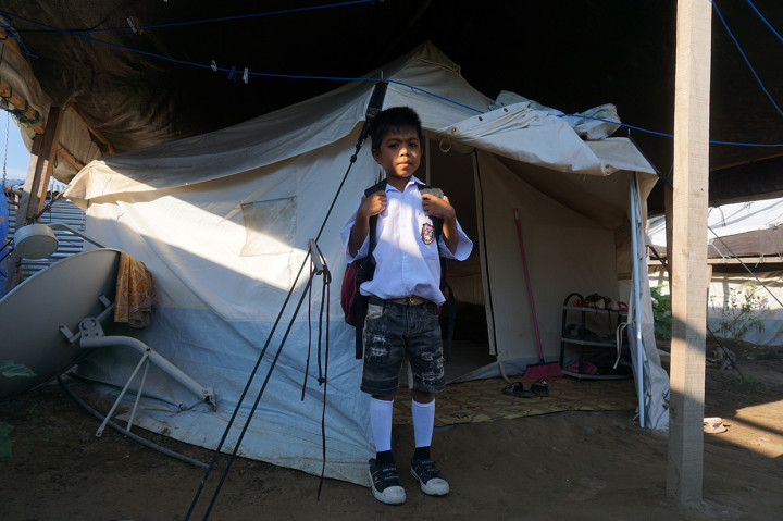 Seorang siswa baru bersiap menuju sekolah pada hari pertama masuk sekolah di Kamp Pengungsian Jono Oge, Kabupaten Sigi, Sulawesi Tengah.