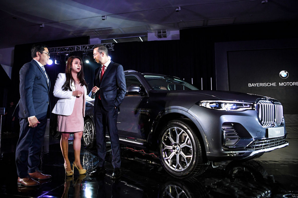 President Director BMW Group Indonesia Ramesh Divyanathan (kanan) berbincang dengan Director of Communications BMW Group Indonesia Jodie O'tania (tengah) dan Vice President of Sales BMW Indonesia Bayu Riyanto di dekat BMW X7 saat peluncurannya di Jakarta, Senin, 15 Juli 2019. 
