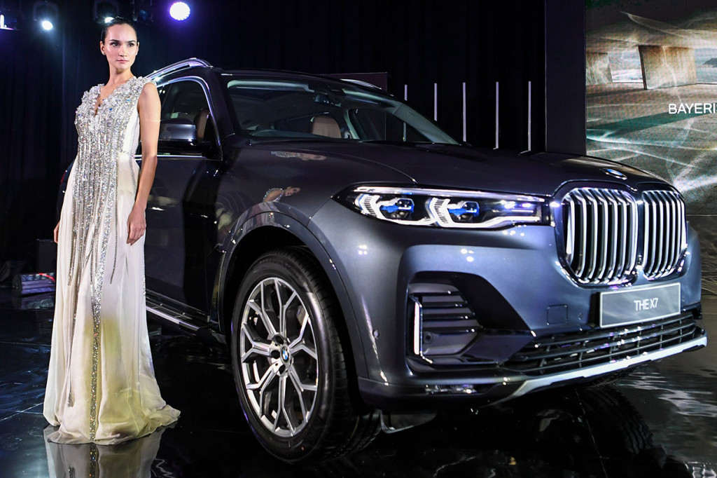 BMW X7 xDrive40i Pure Excellence berjenis SUV (sport utility vehicle) yang dibekali mesin 3.0 liter enam silinder BMW TwinPower Turbo itu resmi meluncur di Indonesia dengan harga Rp2,399 miliar (off the road).