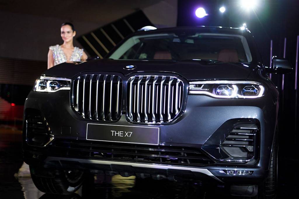 Banderol X7 ini tercatat lebih tinggi dari Mercedes-Benz GLS 400 4MATIC AMG Line seharga Rp1,9 miliar (off the road). Sedangkan Lexus LX 570 dibanderol dengan harga Rp3,1 miliar (on the road Jakarta).