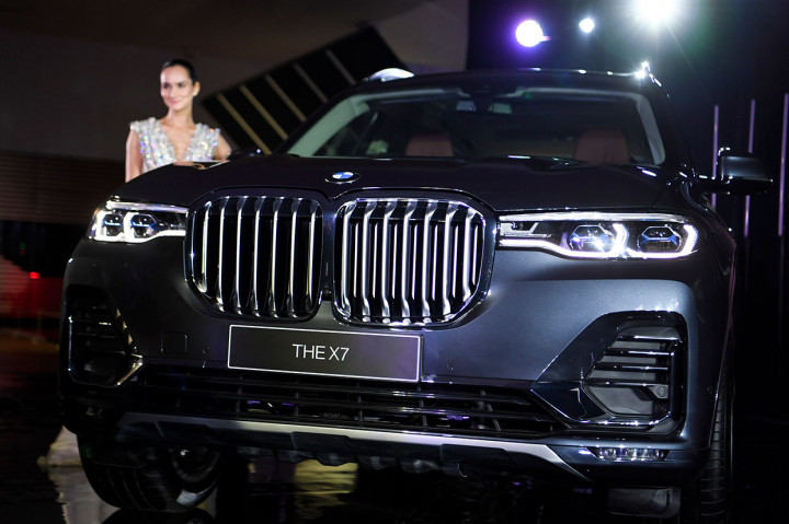Banderol X7 ini tercatat lebih tinggi dari Mercedes-Benz GLS 400 4MATIC AMG Line seharga Rp1,9 miliar (off the road). Sedangkan Lexus LX 570 dibanderol dengan harga Rp3,1 miliar (on the road Jakarta).