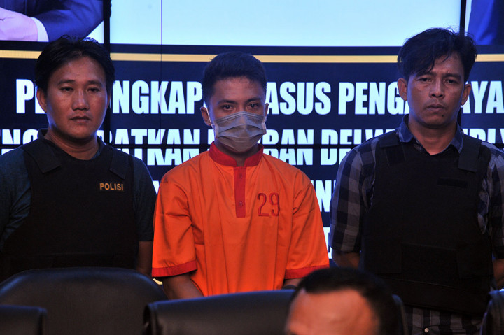 Tersangka pelaku inisial OP (tengah) ditampilkan saat rilis kasus tewasnya siswa SMA Taruna Indonesia saat masa orientasi sekolah (MOS), di Mapolresta Palembang, Sumsel, Senin, 15 Juli 2019.