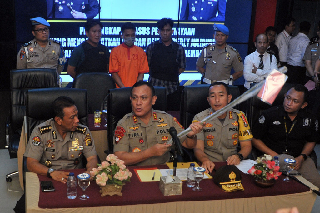 Kapolda Sumatera Selatan Irjen Firly menyatakan bahwa korban Delwyn Berli Julindro, 14, dipukul dengan bambu oleh tersangka OP.