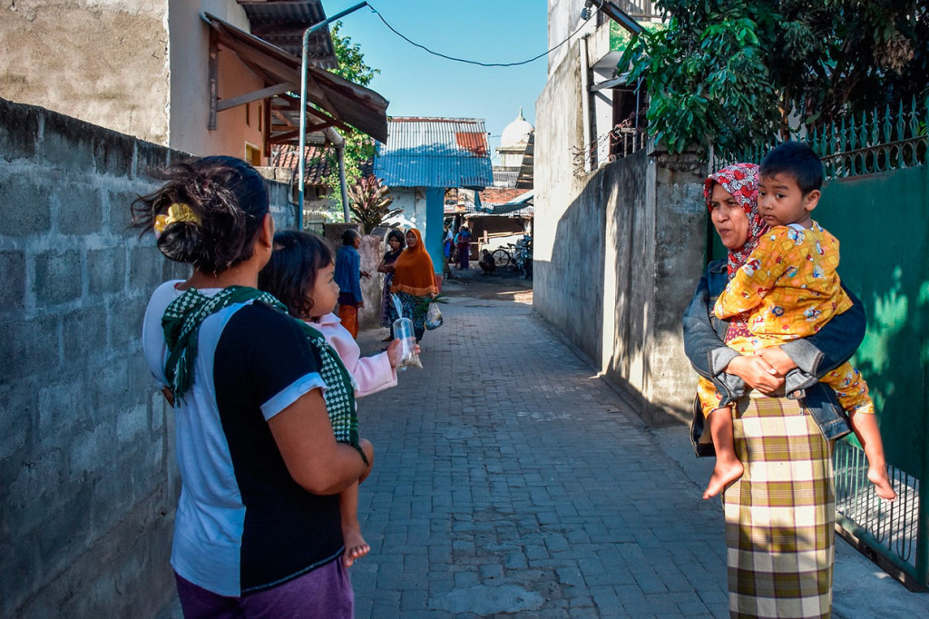 Getaran gempa kekuatan 6 skala Richter (SR) yang berpusat di Bali, Selasa, 16 Juli 2019 pagi terasa juga di Lombok, sehingga sempat membuat kepanikan warga. Sejumlah warga yang tinggal di kawasan permukiman berhamburan ke luar karena guncangan gempa sangat terasa kuat. Sementara siswa dan siswi sekolah dasar yang sedang kegiatan belajar mengajar turut berhamburan ke luar.