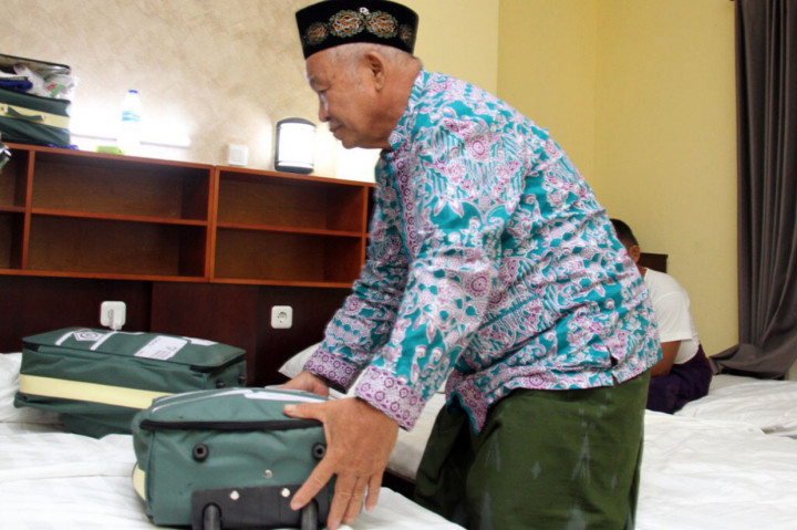 Matnazu mengaku sempat menghadapi kesulitan di tengah menabung untuk naik haji pada tahun 2004. Pendapatan hasil mengayuh becak setiap harinya menurun, lantaran sepi penumpang. 