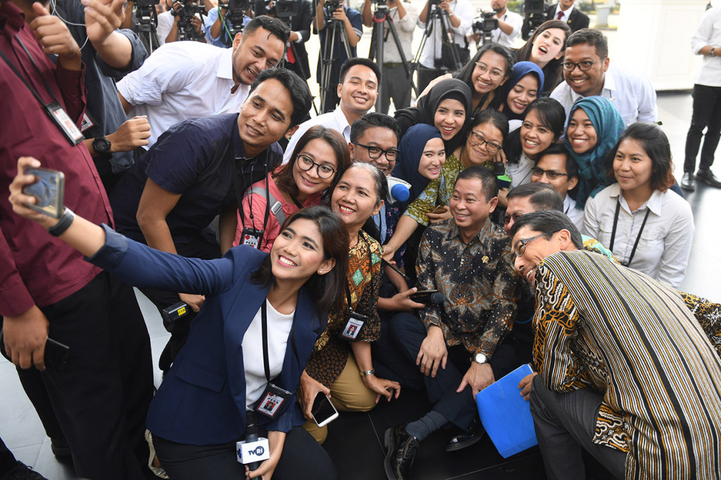 Menteri ESDM Ignasius Jonan (tengah) berswafoto bersama wartawan sebelum memberikan keterangan terkait pengelolaan Blok Masela di Jakarta.