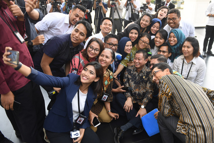 Menteri ESDM Ignasius Jonan (tengah) berswafoto bersama wartawan sebelum memberikan keterangan terkait pengelolaan Blok Masela di Jakarta.