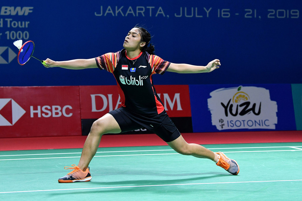 Pebulu tangkis Indonesia Gregoria Mariska Tunjung mengembalikan kok ke arah pebulu tangkis Thailand Pornpawee Chochuwong dalam babak pertama tunggal putri Blibli Indonesia Open 2019 di Istora Senayan, kompleks GBK, Jakarta.