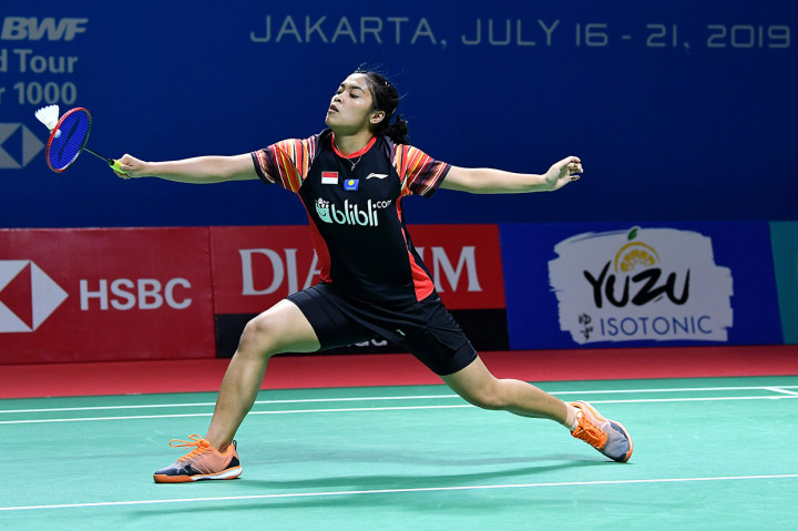 Pebulu tangkis Indonesia Gregoria Mariska Tunjung mengembalikan kok ke arah pebulu tangkis Thailand Pornpawee Chochuwong dalam babak pertama tunggal putri Blibli Indonesia Open 2019 di Istora Senayan, kompleks GBK, Jakarta.