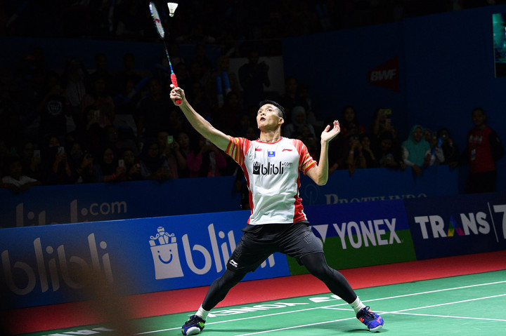 Pebulu tangkis tunggal putra Indonesia Jonatan Christie mengembalikan kok ke arah pebulu tangkis tunggal putra Denmark Rasmus Gemke dalam babak pertama Blibli Indonesia Open 2019 di Istora Senayan, kompleks GBK, Jakarta.