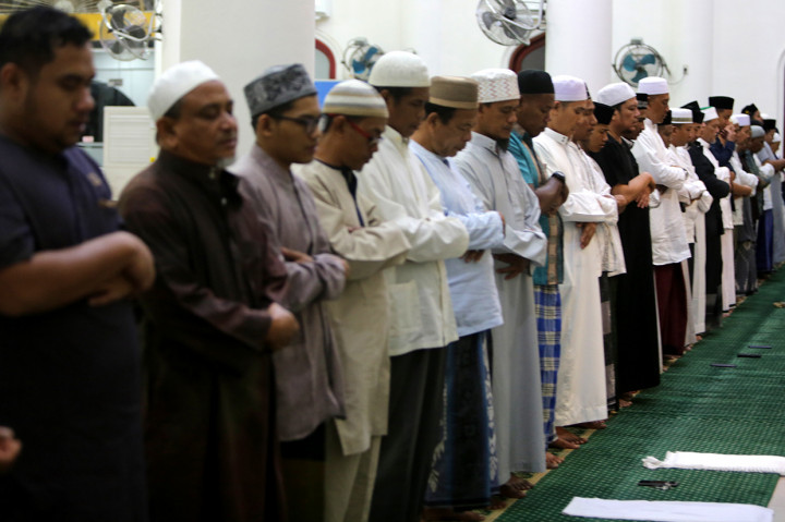 Warga melaksanakan salat sunah gerhana di Masjid Al-Fitrah Keutapang, Aceh Besar, Aceh. Antara Foto/Irwansyah Putra