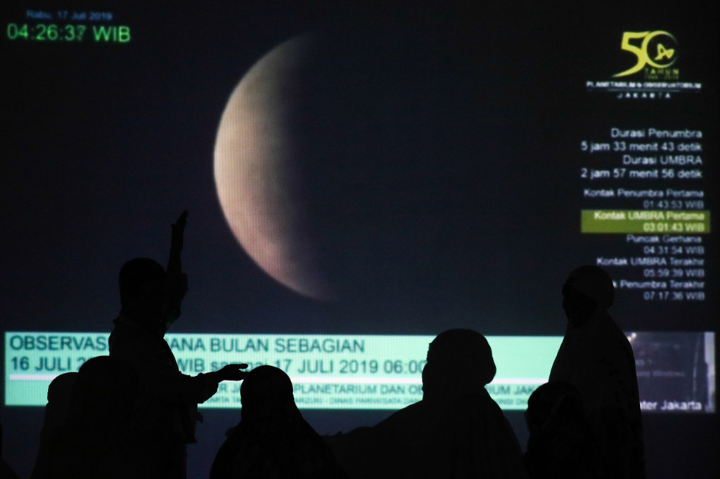 Gerhana bulan sebagian dapat terlihat jelas di Surabaya karena langit tidak tertutup awan. Antara Foto/Didik Suhartono
