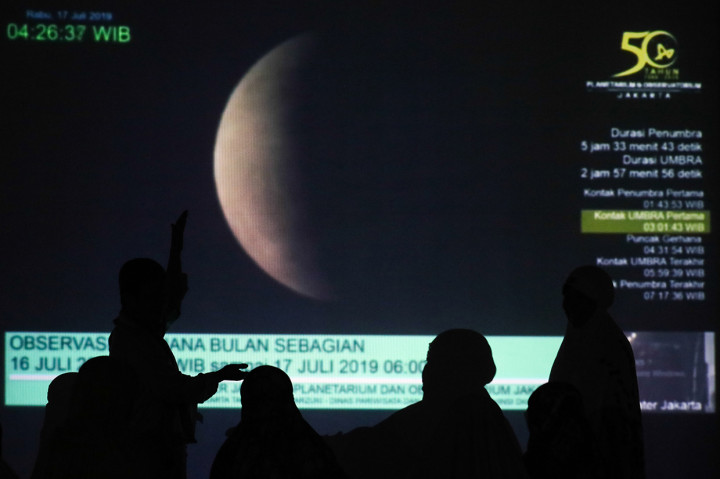 Gerhana bulan sebagian dapat terlihat jelas di Surabaya karena langit tidak tertutup awan. Antara Foto/Didik Suhartono
