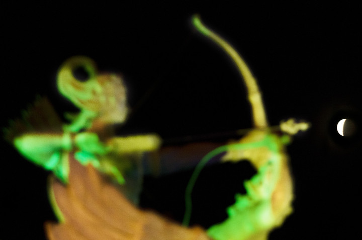 Gerhana bulan sebagian atau parsial terlihat di kawasan K.K Singawinata, Purwakarta, Jawa Barat. Menurut Lembaga Penerbangan dan Antariksa Nasional (LAPAN) fase gerhana bulan parsial berlangsung selama dua jam 59 menit dari pukul 03.00 WIB hingga pukul 05.59 WIB. Antara Foto/M Ibnu Chazar