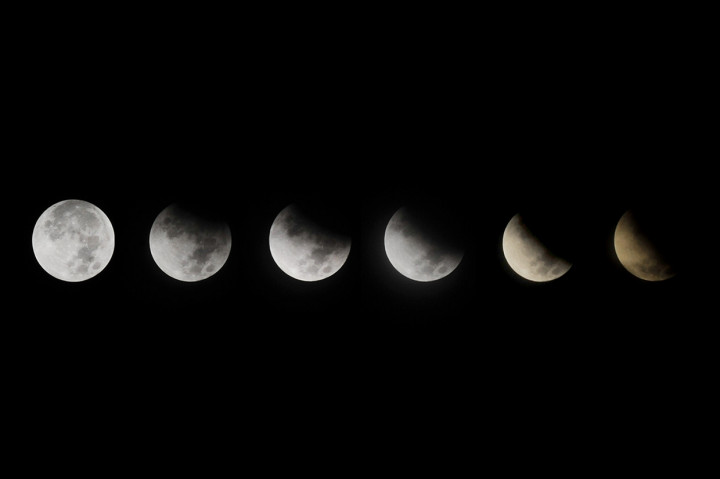 Foto kombo gerhana bulan parsial terlihat di Kota Padang, Sumatera Barat. Fenomena gerhana bulan setengah tersebut hanya terlihat hingga pukul 04.00 WIB karena sebagian langit tertutup awan di kota itu. Antara Foto/Iggoy el Fitra