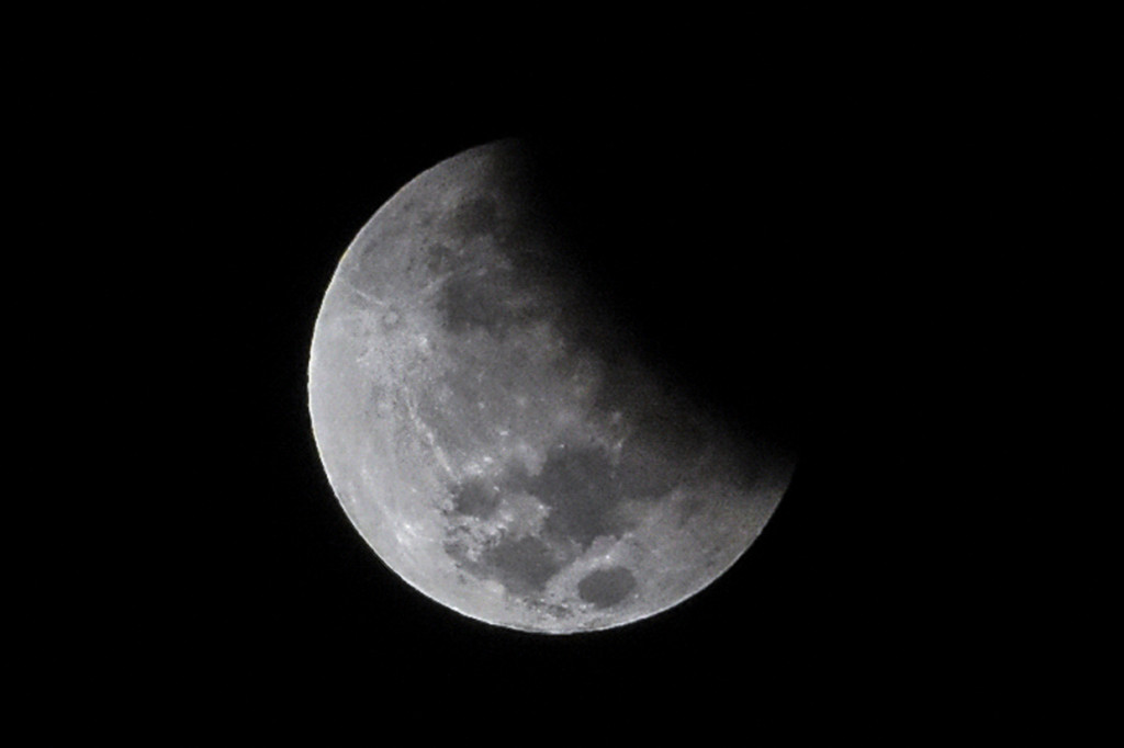 Fenomena gerhana bulan parsial terlihat di langit Lombok, Mataram, NTB. Fenomena bulan parsial ini terjadi karena titik orbit kesejajaran antara matahari, bumi dan bulan agak miring sehingga menampakkan bulan sebagian dengan bayangan umbra. Antara Foto/Ahmad Subaidi