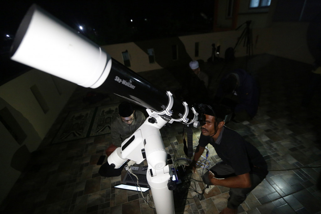 Petugas pusat observatorium Teungku Chiek Kuta Karang Kementerian Agama memantau fenomena alam gerhana bulan sebagian (parsial) di Lhoknga, Aceh Besar, Aceh. Warga Aceh tidak dapat menyaksikan gerhana bulan parsial yang terjadi sejak pukul 01.00 WIB hingga pukul 05.56 WIB secara sempurna akibat tertutup awan. Antara Foto/Irwansyah Putra