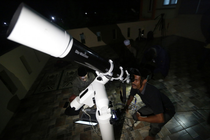 Petugas pusat observatorium Teungku Chiek Kuta Karang Kementerian Agama memantau fenomena alam gerhana bulan sebagian (parsial) di Lhoknga, Aceh Besar, Aceh. Warga Aceh tidak dapat menyaksikan gerhana bulan parsial yang terjadi sejak pukul 01.00 WIB hingga pukul 05.56 WIB secara sempurna akibat tertutup awan. Antara Foto/Irwansyah Putra