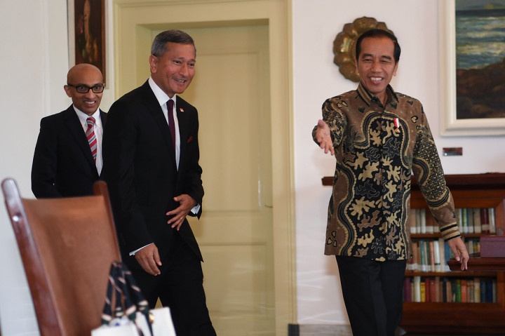 Menteri Luar Negeri Singapura Vivian Balakrishnan tiba di Istana Bogor didampingi Duta Besar Singapura untuk Indonesia, Anil Kumar Nayar, Direktur Jenderal Asia Tenggara I Kementerian Luar Negeri Singapura, Ian Mak, dan Asisten Direktur untuk Indonesia Kementerian Luar Negeri Singapura, Nicholas Koh.