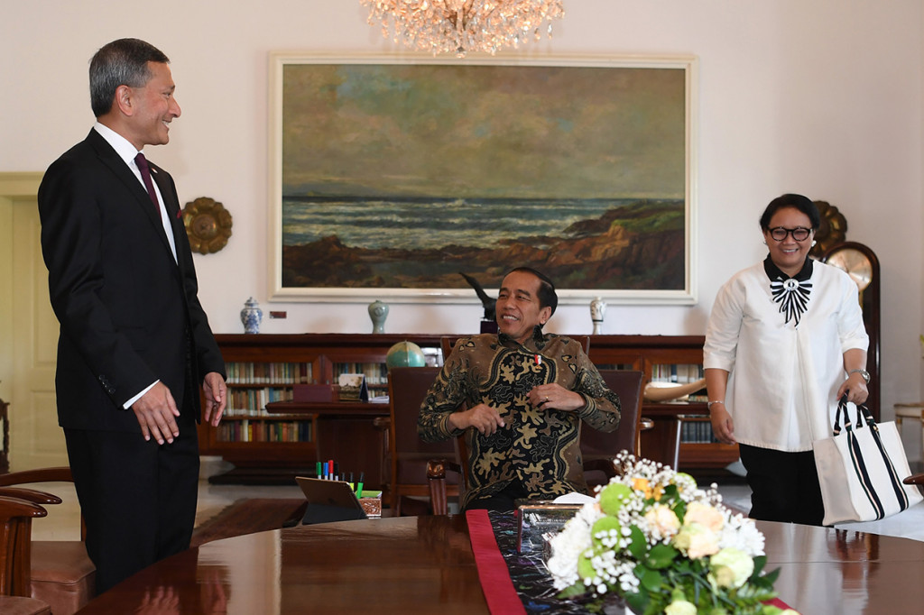 Sedangkan Jokowi didampingi Menteri Luar Negeri, Retno Marsudi. Pertemuan tersebut membahas peningkatan kerja sama Indonesia-Singapura serta persiapan pertemuan tahunan pemimpin kedua negara. 