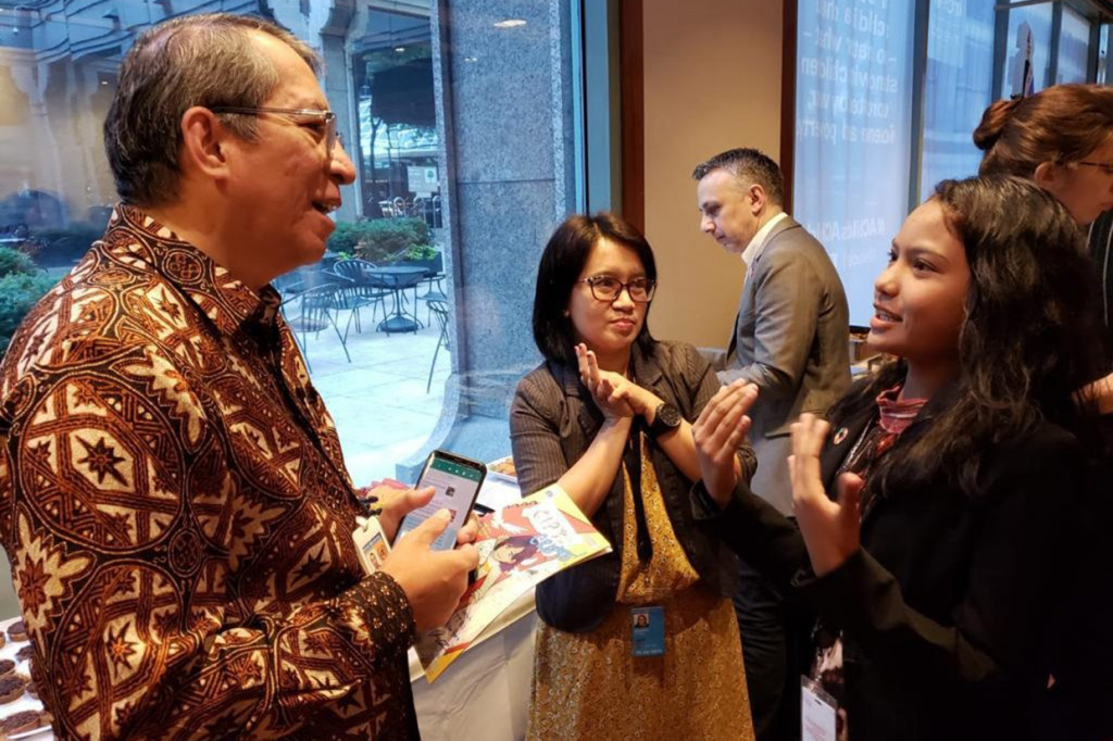 Sehari sebelumnya, Roslinda Tamo Ina (14), siswi kelas 3 SMP asal Desa Kombapari, Sumba Timur, NTT, telah menyampaikan pidato yang menggugah publik di PBB mengenai upaya anti kekerasan terhadap anak.