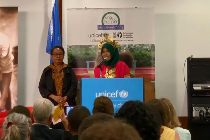 Menteri Pemberdayaan Perempuan dan Perlindungan Anak (PPPA), Yohana Yembise, memuji prestasi Rizka yang luar biasa sebagai agen perubahan kebanggaan Indonesia.