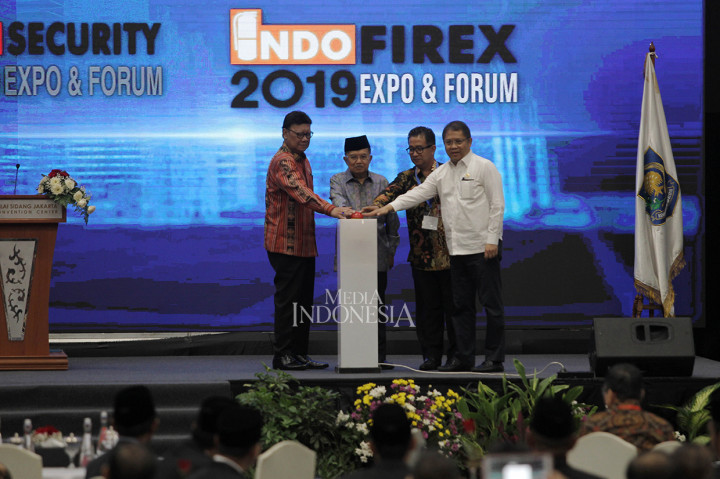 Menteri Dalam Negeri Tjahyo Kumolo, Wakil Presiden Jusuf Kalla, Menteri Komunikasi dan Informatika Rudiantara menekan tombol sebagai simbolisasi pembukaan pameran Teknologi Industri Terbesar di JCC, Jakarta.
