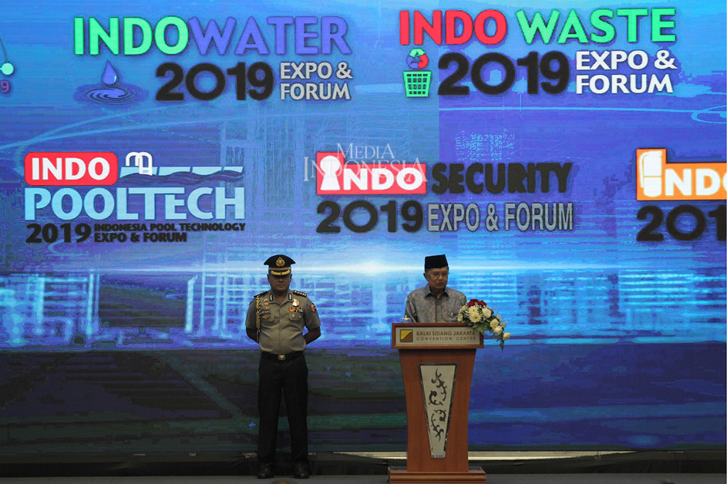 Ia menjelaskan, istilah Kota Cerdas adalah bagaimana kepala daerah dapat memaksimalkan pemakaian teknologi untuk pengelolaan kota antara lain memanfaatkan sampah menjadi tenaga listrik, membangun banyak trotoar untuk pejalan kaki, mengatasi kemacetan serta penyediaan air-listrik untuk kebutuhan masyarakat.
