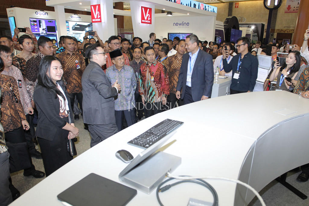Wakil Presiden RI Jusuf Kalla mengunjungi sejumlah stand pameran pada acara Pameran Teknologi Industri Terbesar di JCC Senayan, Jakarta.
