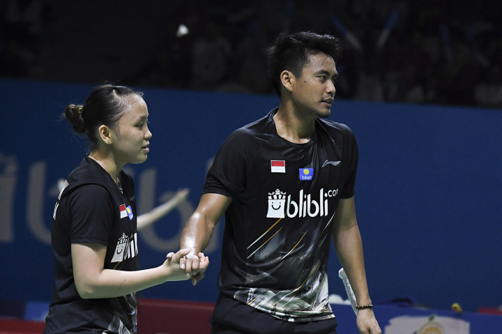 Pasangan ganda campuran Indonesia Tontowi Ahmad (kanan) dan Winny Oktavina Kandow (kiri) berjabat tangan seusai bertanding melawan ganda campuran India Satwiksairaj Rankireddy dan Ashwini Ponnappa pada babak pertama turnamen bulu tangkis Blibli Indonesia Open 2019 di Istora Senayan, Jakarta.