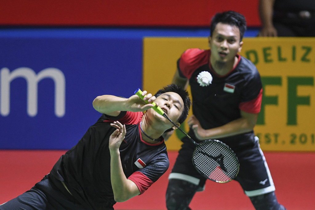 Pada gim pertama Ahsan/Hendra melakoni drama pada masa setting point dengan enam kali berbagi angka dengan wakil Inggris tersebut.