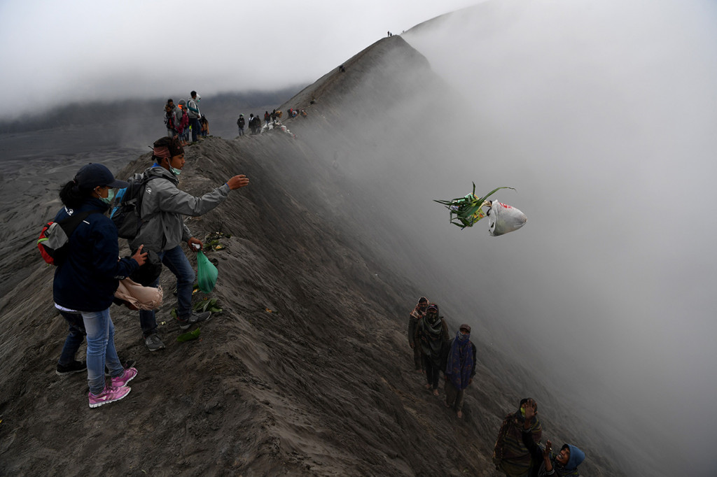 Masyarakat suku Tengger melarung sesajen ke kawah Gunung Bromo pada Upacara Yadnya Kasada, Probolinggo, Jawa Timur.