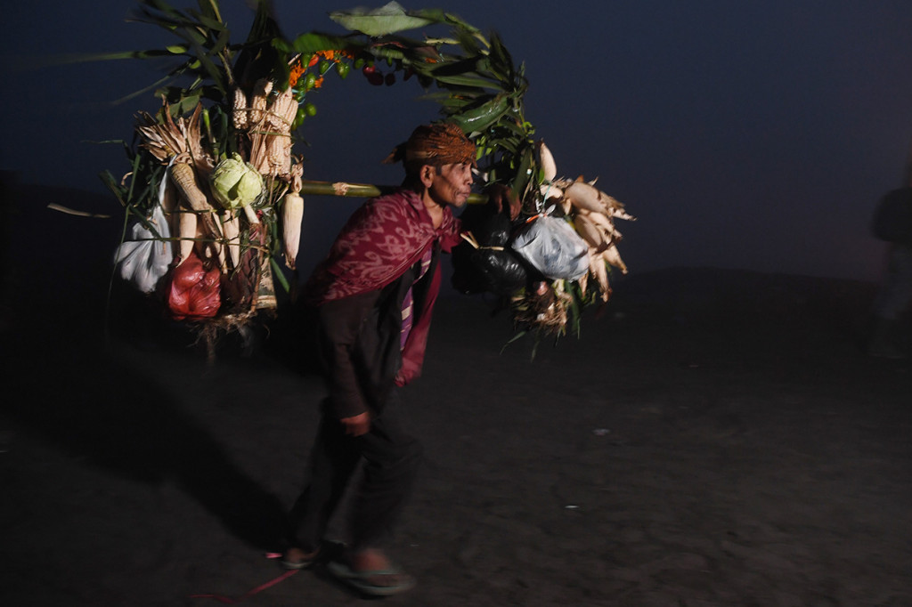 Masyarakat suku Tengger memikul engke untuk dilarung ke kawah Gunung Bromo pada Upacara Yadnya Kasada, Probolinggo, Jawa Timur.
