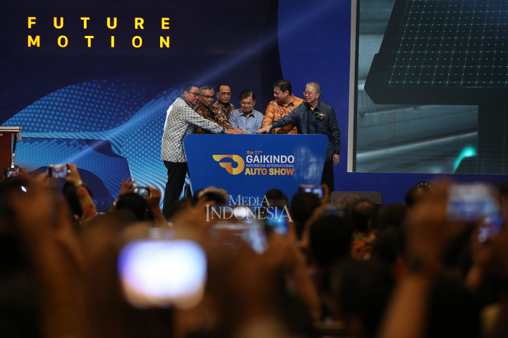 Wakil Presiden Jusuf Kalla bersama Menteri Perindustrian Airlangga Hartarto (dua kanan), Menteri Perhubungan Budi Karya Sumadi (tiga kiri), Ketua Otoritas Jasa Keuangan Wimboh Santoso (dua kiri), Ketua Umum Gaikindo Yohannes Nagol (kanan), Ketua Penyelenggara GIIAS 2019 Rizwan Alamsjah, saat membuka Pameran Gaikindo Indonesia International Auto Show ke 27 di ICE, BSD, Tangerang.