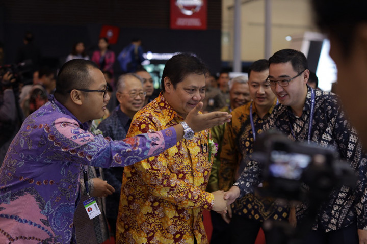 Permata Islam, GM Marketing PT Sokonondo Automobile (kiri), Ir. Airlangga Hartarto, Menteri Perindustrian Republik Indonesia (tengah), dan Franz Wang, Managing Director of Sales Centre PT Sokonindo Automobile (kanan), sedang berbincang di booth DFSK, Hall 6C, ICE BSD pada ajang GIIAS 2019.