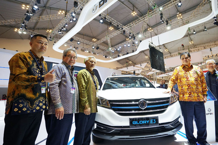 Alexander Barus, Co- CEO PT Sokonindo Automobile (ketiga kiri) dan Ir. Airlangga Hartarto, Menteri Perindustrian Republik Indonesia (kedua kanan) berpose dengan jajaran manajemen DFSK di booth DFSK, Hall 6C, ICE BSD pada ajang GIIAS 2019.