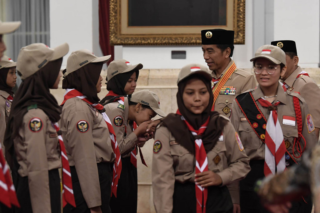 Jokowi mengucapkan selamat kepada anggota Pramuka serta kakak pembina yang terpilih untuk berangkat ke AS.
