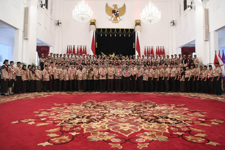 Presiden Joko Widodo (tengah) didampingi Menpora Imam Nahrawi dan Ketua Kwarnas Pramuka Komjen Pol (Purn) Budi Waseso foto bersama dengan Kontingen Gerakan Pramuka Indonesia usai upacara pelepasan menuju Jambore Pramuka Dunia XXIV di Istana Negara, Jakarta.