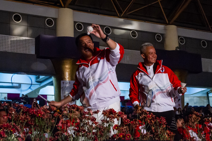 Menpora Imam Nahrawi (kiri) dan Gubernur Jawa Tengah Ganjar Pranowo (kanan) bersiap memukul kok pada pembukaan ASEAN Schools Games XI Tahun 2019 di Holy Stadium Terang Bangsa School, Semarang, Jawa Tengah.
